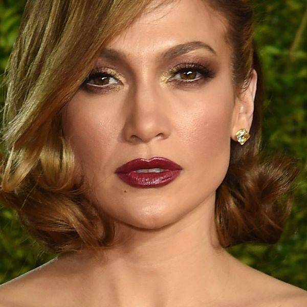 Jennifer Lopez apostou no efeito molhado com batom burgundy para destacar seus lábios, mostrando um ótimo caminho para usar batons escuros de forma elegate aos 40 anos